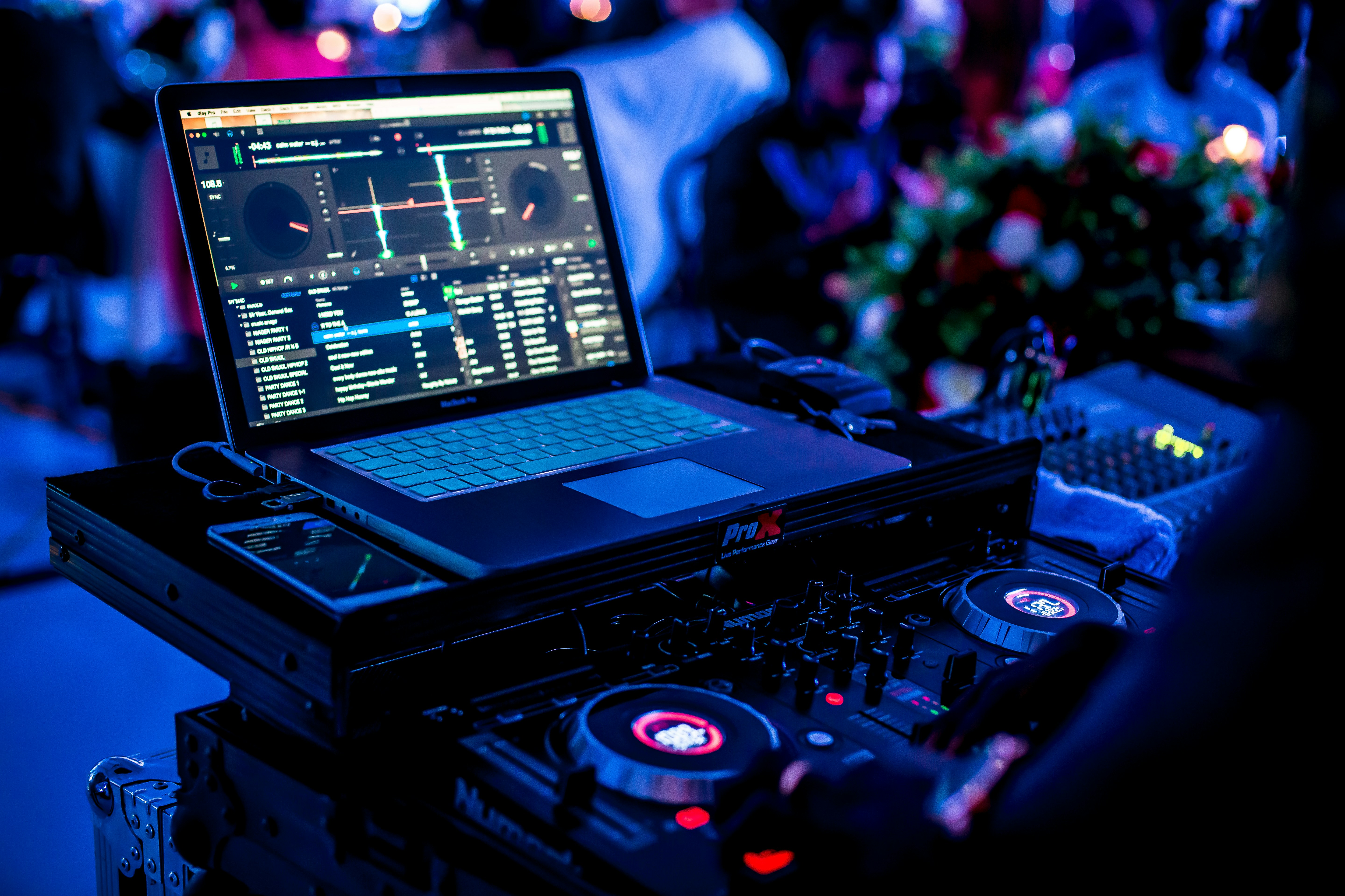 Drum and Bass DJ set with turntables
